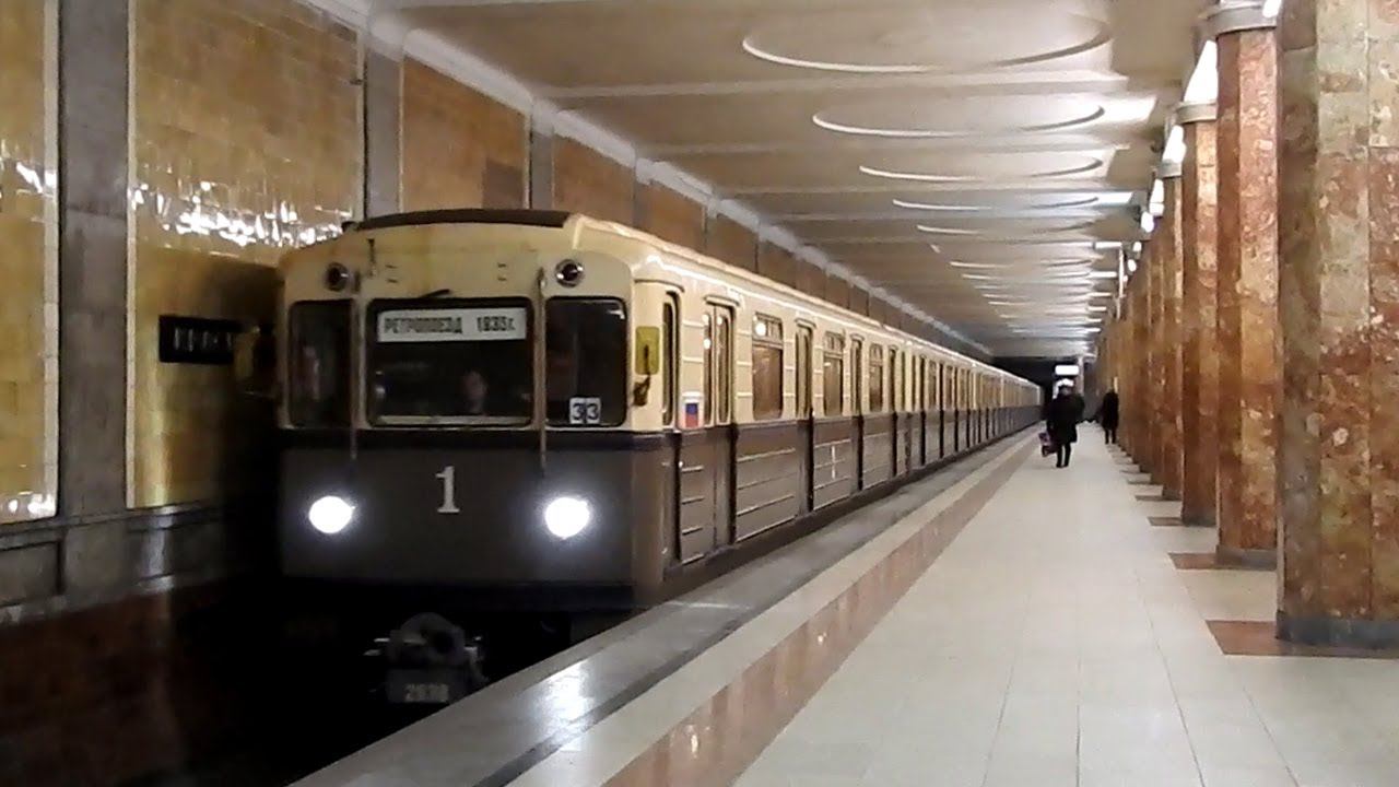 Москва. Ретропоезд на станции «Красносельская». 11 марта 2023