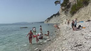 Голубая бездна пляж в селе Дивноморское. The blue abyss is a beach in the village of Divnomorskoye.