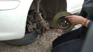 Замена передних тормозных дисков на Toyota Vitz