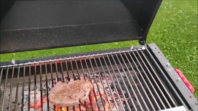 Стейки средней прожарки из обычного мяса говядины. смотреть онлайн