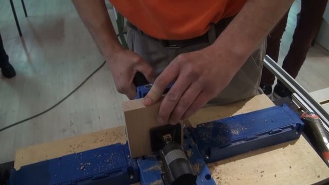 Соединение дерева на косой шуруп и скрытие крепежа смотреть онлайн