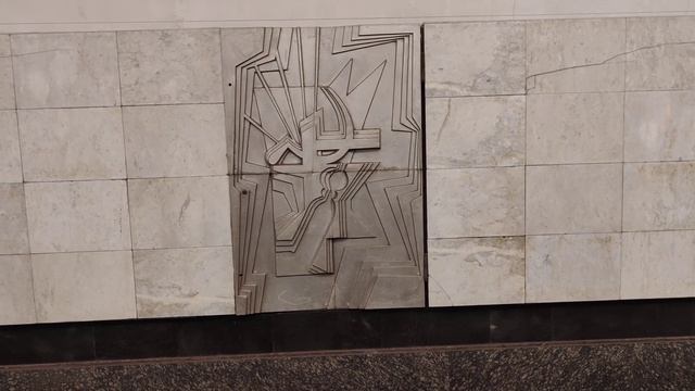 Метро Кузнецкий мост в Москве! А где этот мост? А где река? А где эти кузнецы? #metro #Moscow #rive смотреть онлайн