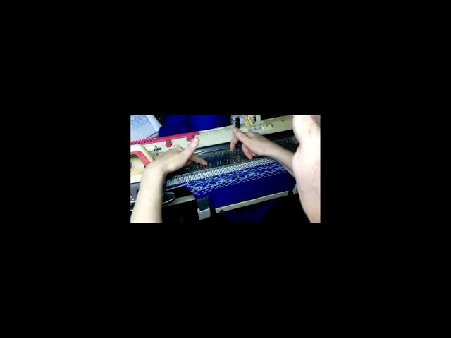 Как вяжется жаккард на вязальной машине? #вяжуназаказ #вязание_на_машине #вязаниедетям смотреть онлайн