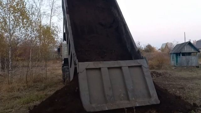 Привезли 30 тонн плодородного слоя земли.