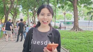 Мисс Би поет китайские и вьетнамские песни в парке 23 сентября