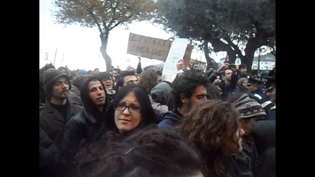 Università Pubblica - Contestazione Gianfranco Fini.wmv смотреть онлайн