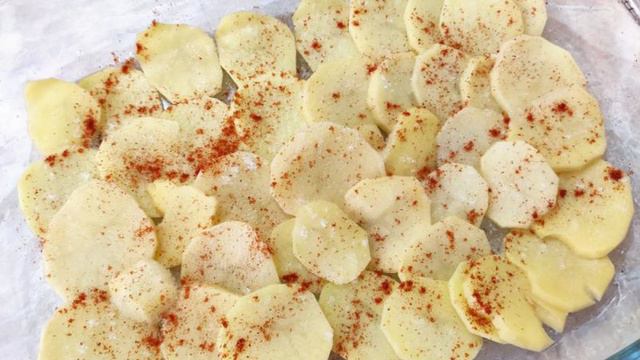 Картофель запечённый в сметане с курицей и грибами