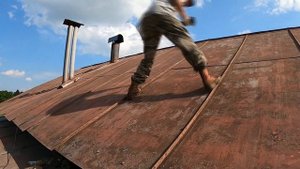 Покраска крыши в деревне