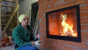 Камин с большой, стеклянной дверцей.