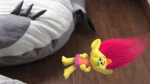 Пять троллей прыгали в кроватке Five trolls were jumping in the crib