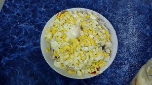 Вкусный, питательный салат с маринованными грибами.
