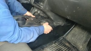 Снятие облицовки тоннеля пола нового образца автомобиля 4х4 после 2020 года выпуска