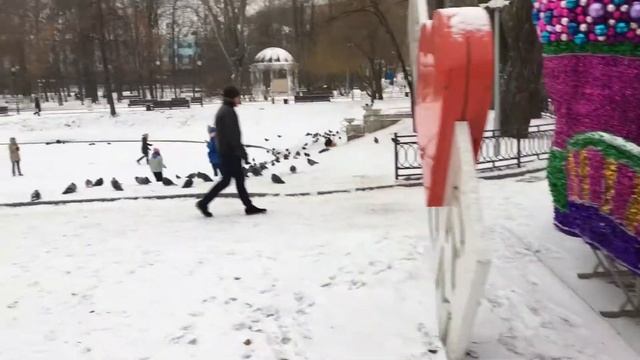 Екатерининский парк в Москве Зимой. Начало декабря, выпал снег, озера замерзли. Гуляем с дочкой смотреть онлайн