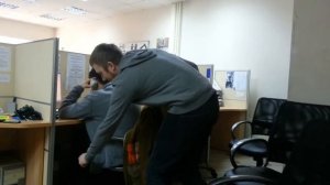 Неожиданный  удар электрошокером Видео