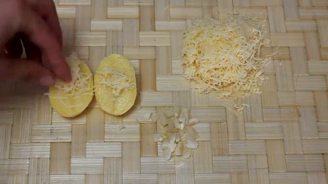 Рецепт приготовления запеченного картофель с грудинкой в мультиварке VITEK VT-4213 GY смотреть онлайн