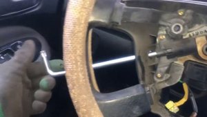 Замена подрулевого шлейфа на автомобиле Mitsubishi Lancer 9 2004 год