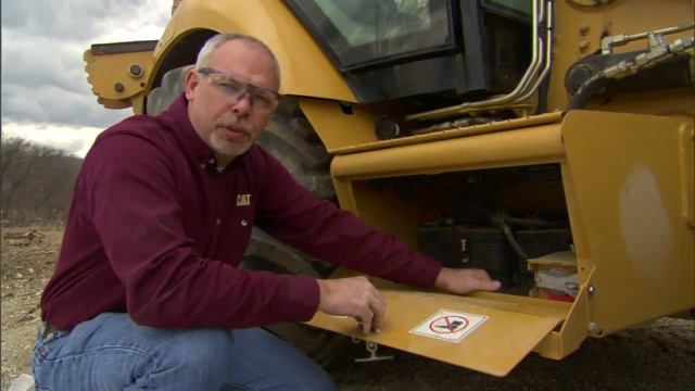 Техническое обслуживание отсека аккумуляторной батареи машины Cat® смотреть онлайн