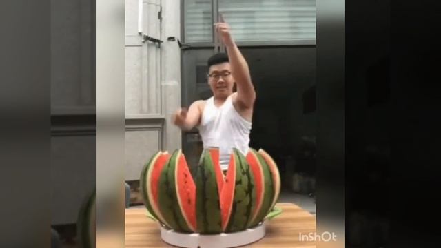 Нож для резки арбуза.