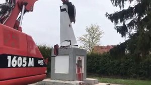⚡️В Польше снесли памятник красной армии, который до этого неизвестные облили краской.