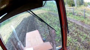 Т-25. Картофелекопалка вибролапа доработаная по сырой земле после дождей. Копаю грязь.