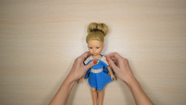 Кукла Paola Reina примеряет платье Одежда для кукол Паола Рейна 32 см смотреть онлайн