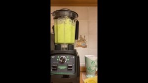 Профессиональный блендер RawMID Dream Greenery 2 BDG 03 в работе