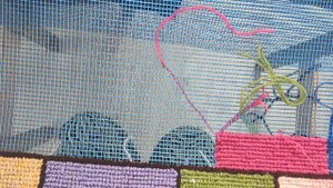 Очередное антистрессовое рукоделие  (14). Коврик на строительной сетке, крючком для нукинга.