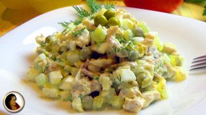 Легкий белковый салат с курицей яйцом и огурцом
