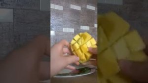 Как выбрать спелый манго, и как красиво его почистить.