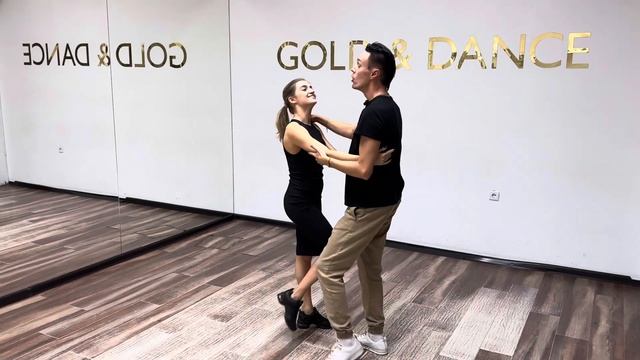 Бачата. Уровень 2. Урок 7. Олег Логинов и Ксения Титова смотреть онлайн