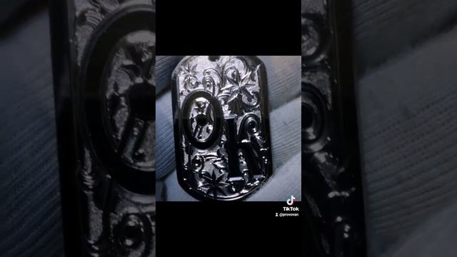 Ручная гравировка на армейском жетоне из нержавеющей стали