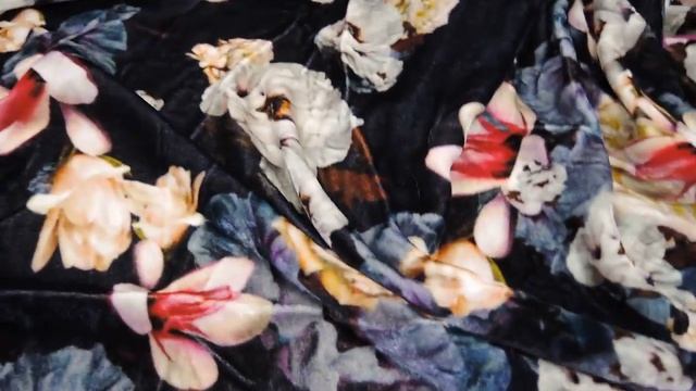 Бархат шелковый итальянский в двух дизайнах цветы на темно зеленом и синем фоне смотреть онлайн