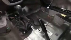 На этапе укладки 2-го слоя, недорогой шумоизоляции в Лада Гранта, используем материал толщиной 4 мм