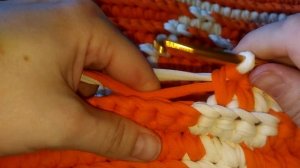 Ковер из трикотажной пряжи крючком. Смена нити