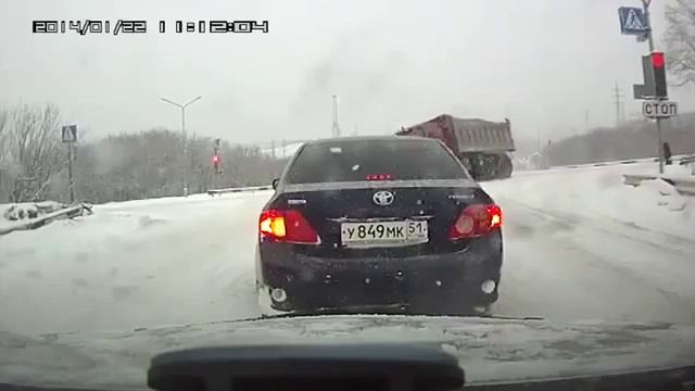 Шокирующие грузовик перевернуться в России!Грузовик пролонгировать
