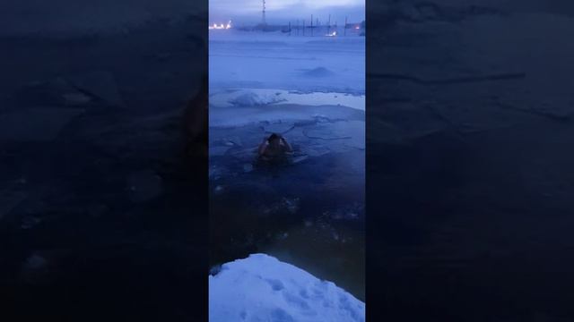 Моржевание температура воздуха  -25°C в г. Якутске 12 Ноября 2021г.