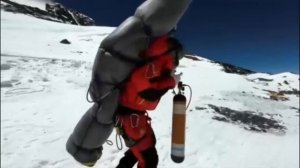 Шерп спускает на спине альпиниста с Эвереста