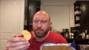 мужик ест чипсы на протяжении 4 минут 34 секунд