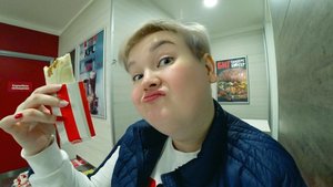 KFC уже не тот, за что такие деньги?! Мукбанг перекусили в кафе! Поспорили с Вованом) Покупки Влог