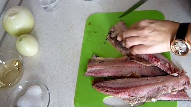 СЕЛЕДКА ПО-КОРЕЙСКИ!!! Как быстро почистить селёдку от костей. смотреть онлайн