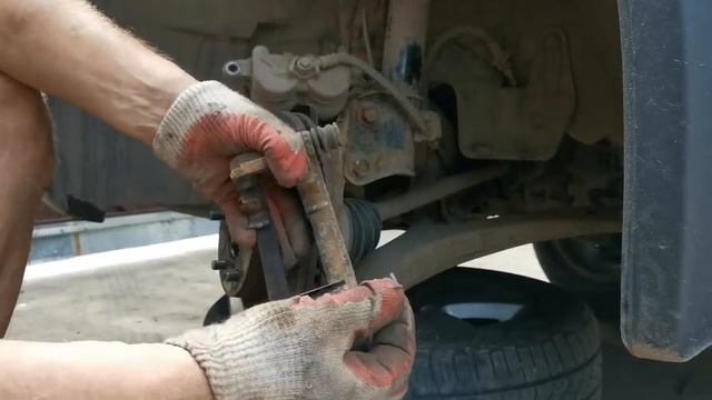 Замена тормозных колодок и тормозных дисков на Субару Outback / Forester смотреть онлайн