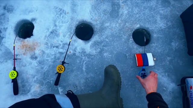 Утаскивают удочки в лунку! Зимняя рыбалка на озере Жижицкое. смотреть онлайн