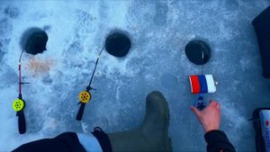 Утаскивают удочки в лунку! Зимняя рыбалка на озере Жижицкое.