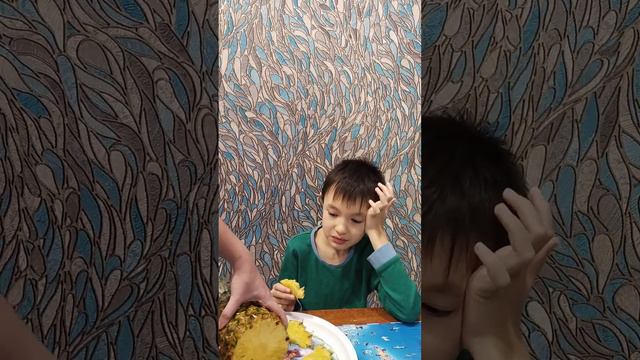 Пробуем ананас. Удачный спелый экземпляр перед Новым годом! смотреть онлайн