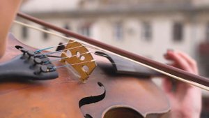 Красивая девушка Ольга шикарно играет на скрипке.