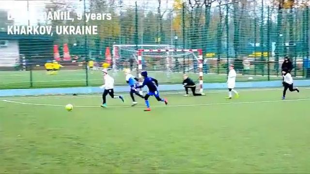 Старший Брат ТВ и Тимыч показывают, как FC Kommunar играет в техничный футбол.