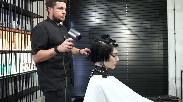 ROUND BOB HAIRCUT with bangs: how to cut short popular haircut for women смотреть онлайн