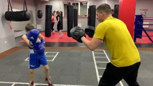 9 летний боксёр,в его возрасте мало кто может добиться такого результата