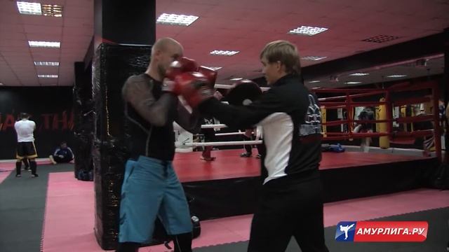 Видеоурок №5. Михаил Еремеев и Юрий Кузнецов (тренеры с/к "МАШИНА"). Удар локтем через руку смотреть онлайн