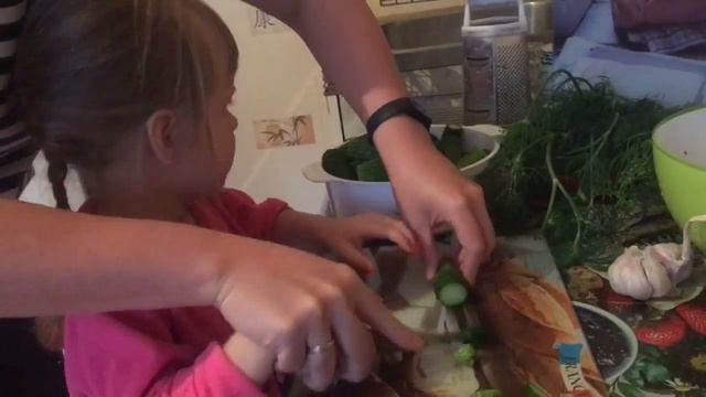 КАК БЫСТРО ПРИГОТОВИТЬ МАЛОСОЛЬНЫЕ ОГУРЧИКИ ? Fifi VloG смотреть онлайн